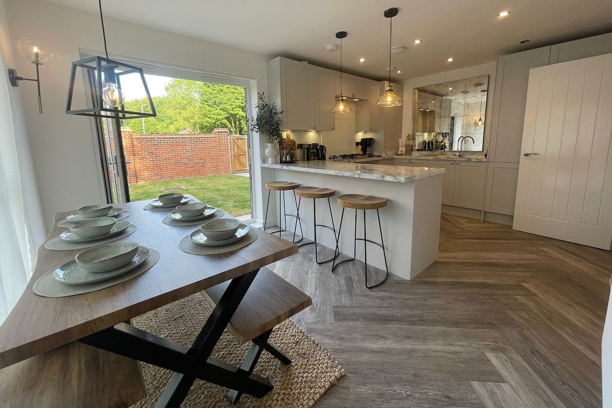 5* Quiet location, free parking, spacious + homely gallery image 2