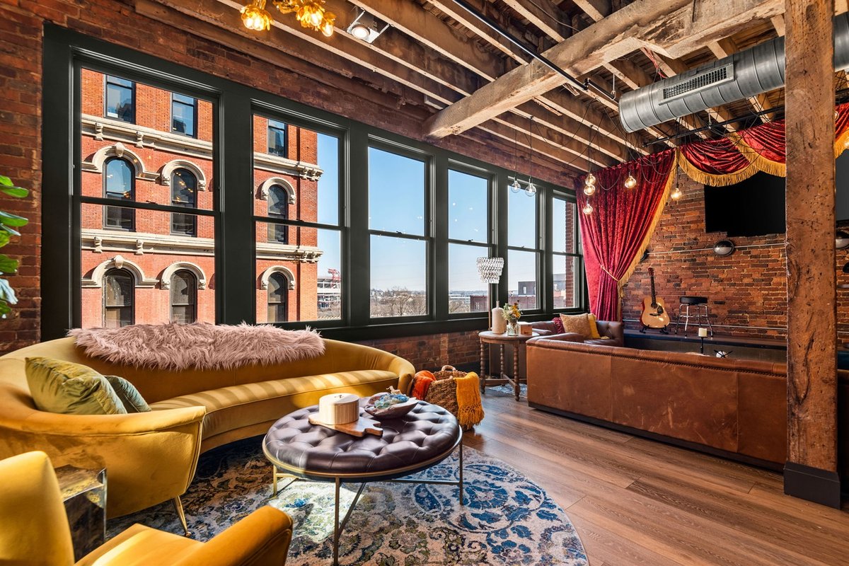 Historic loft near Ryman w/ river view