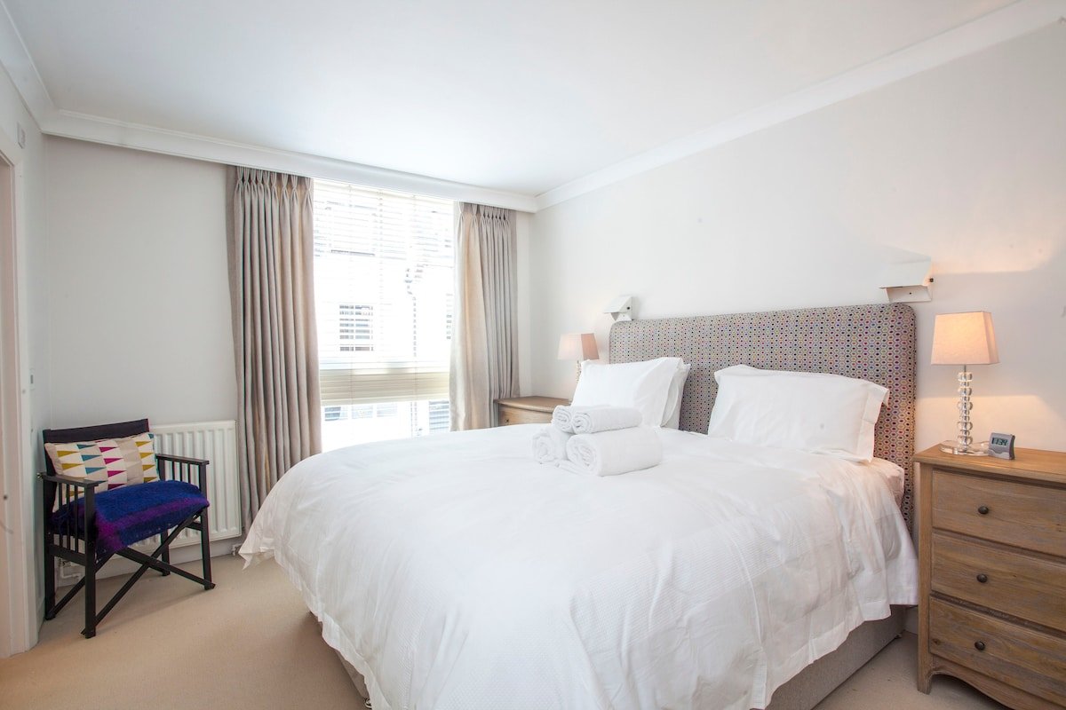 2brm/2.5bath House in Chelsea w/balcony & parking gallery image 2