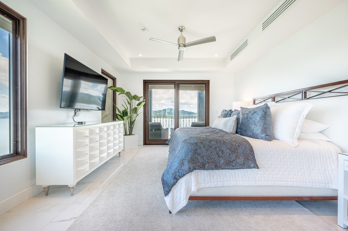 Oceanview Penthouse w/ Rooftop, Jacuzzi & Pool gallery image 2