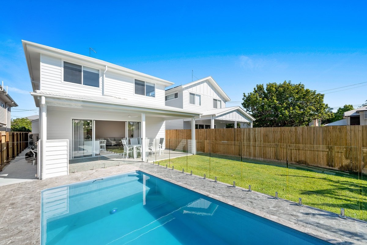 Luxury House with Pool, close to CBD gallery image 5