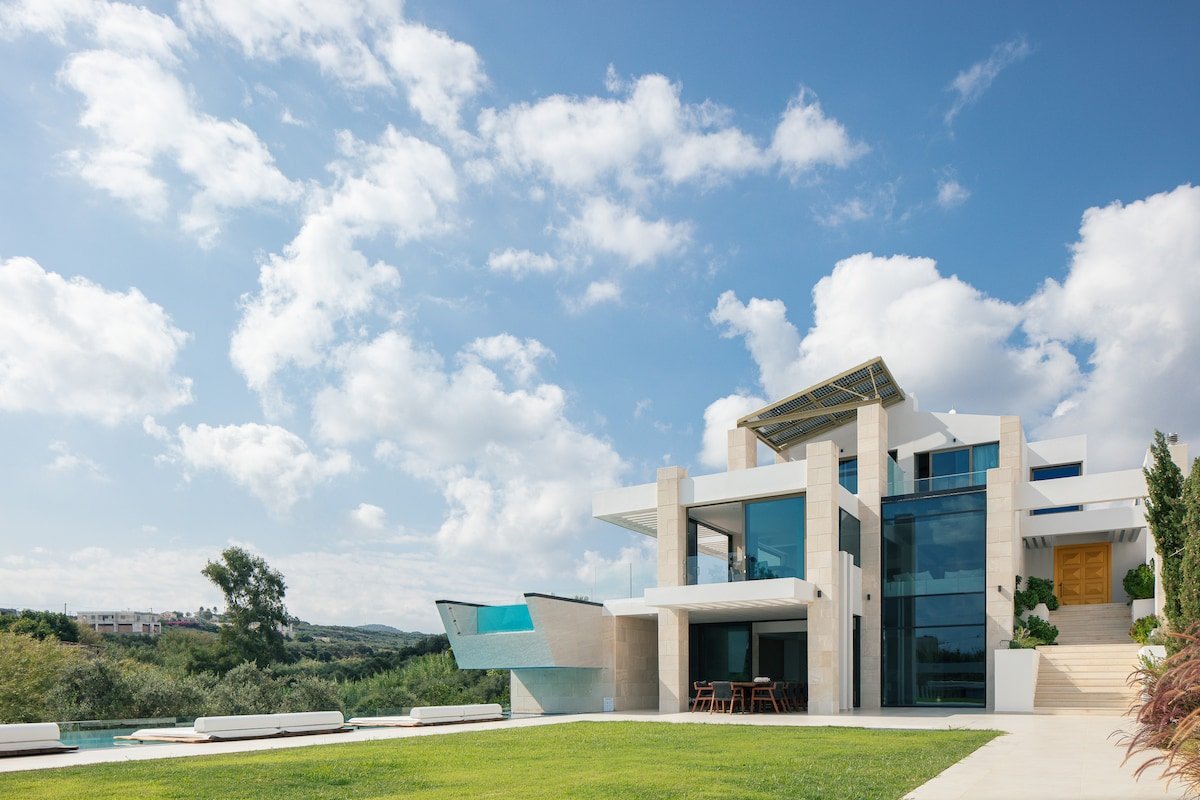 250m2 pool, Staffed, Spa, 300m to beach by etouri gallery image 2