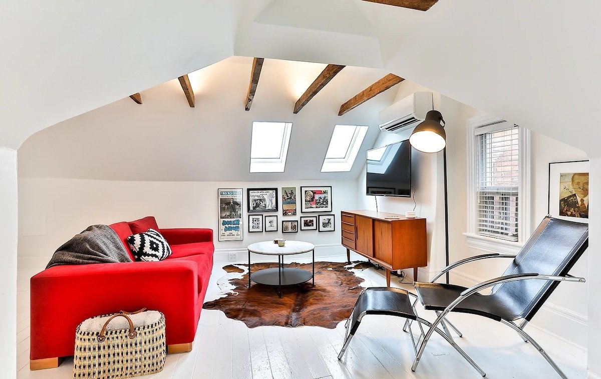 Eclectic 2 story Ossington | Hot Tub | Downtown gallery image 3