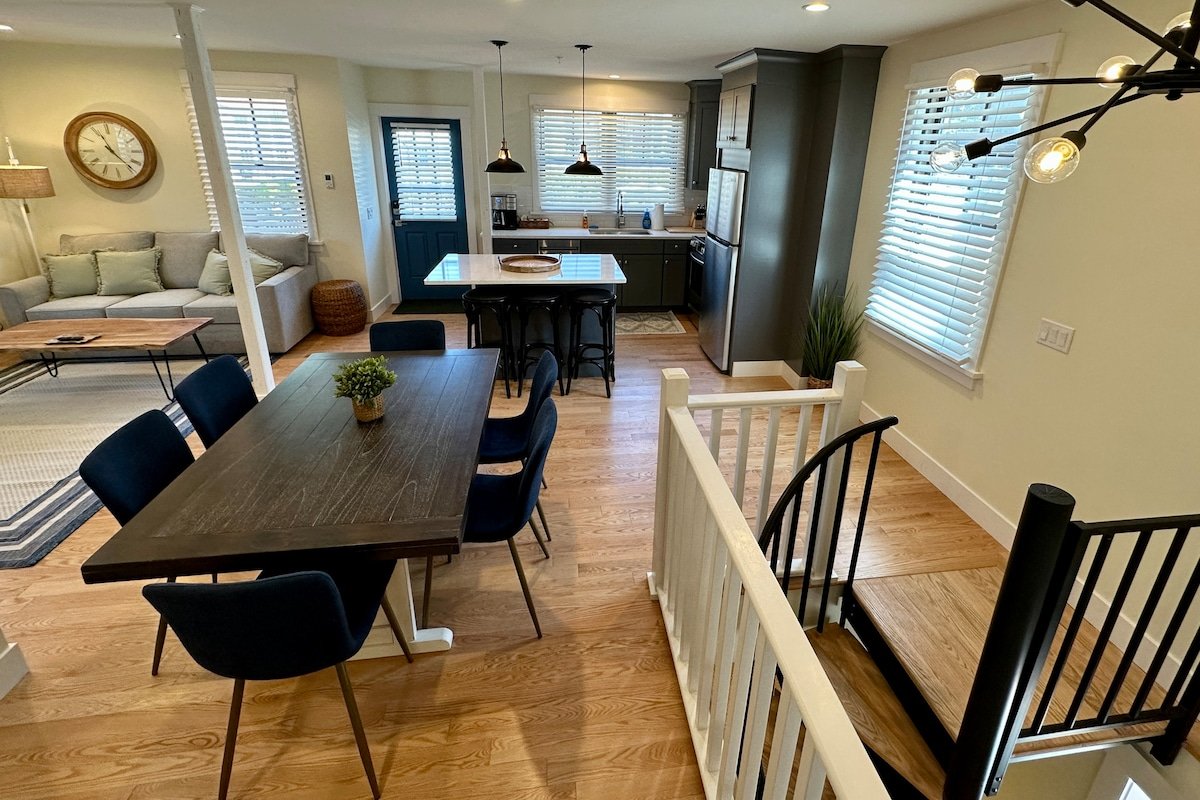 Stunning 2 Bed/ 1.5 Bath/ Apartment w/ Parking gallery image 4