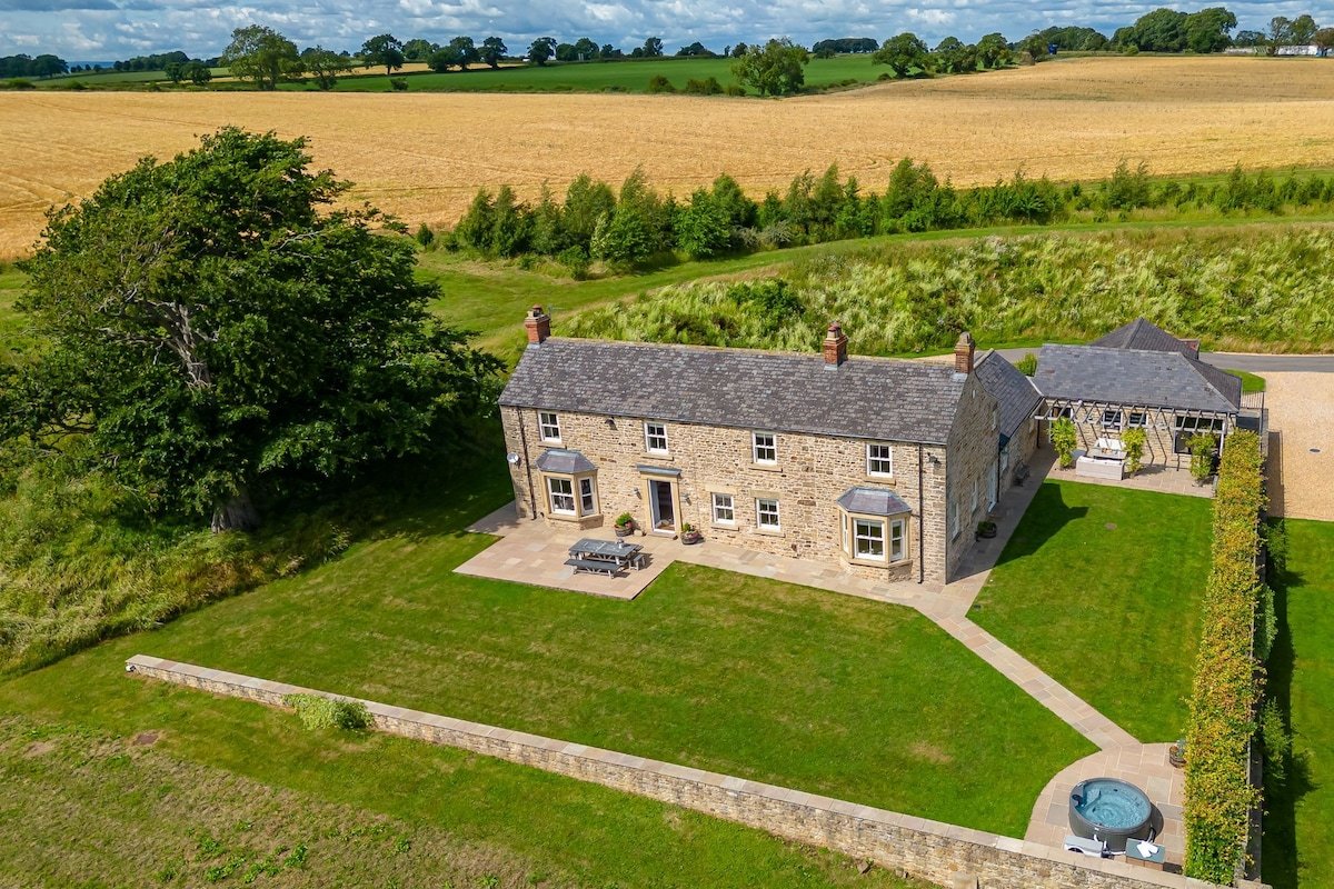 The Farmhouse | Holiday at Home