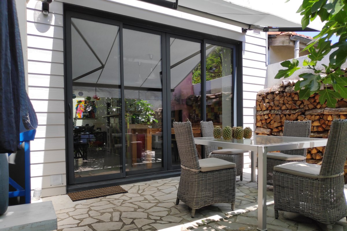 180 M2/4 lits/clim/tram/gare/parking option/filet