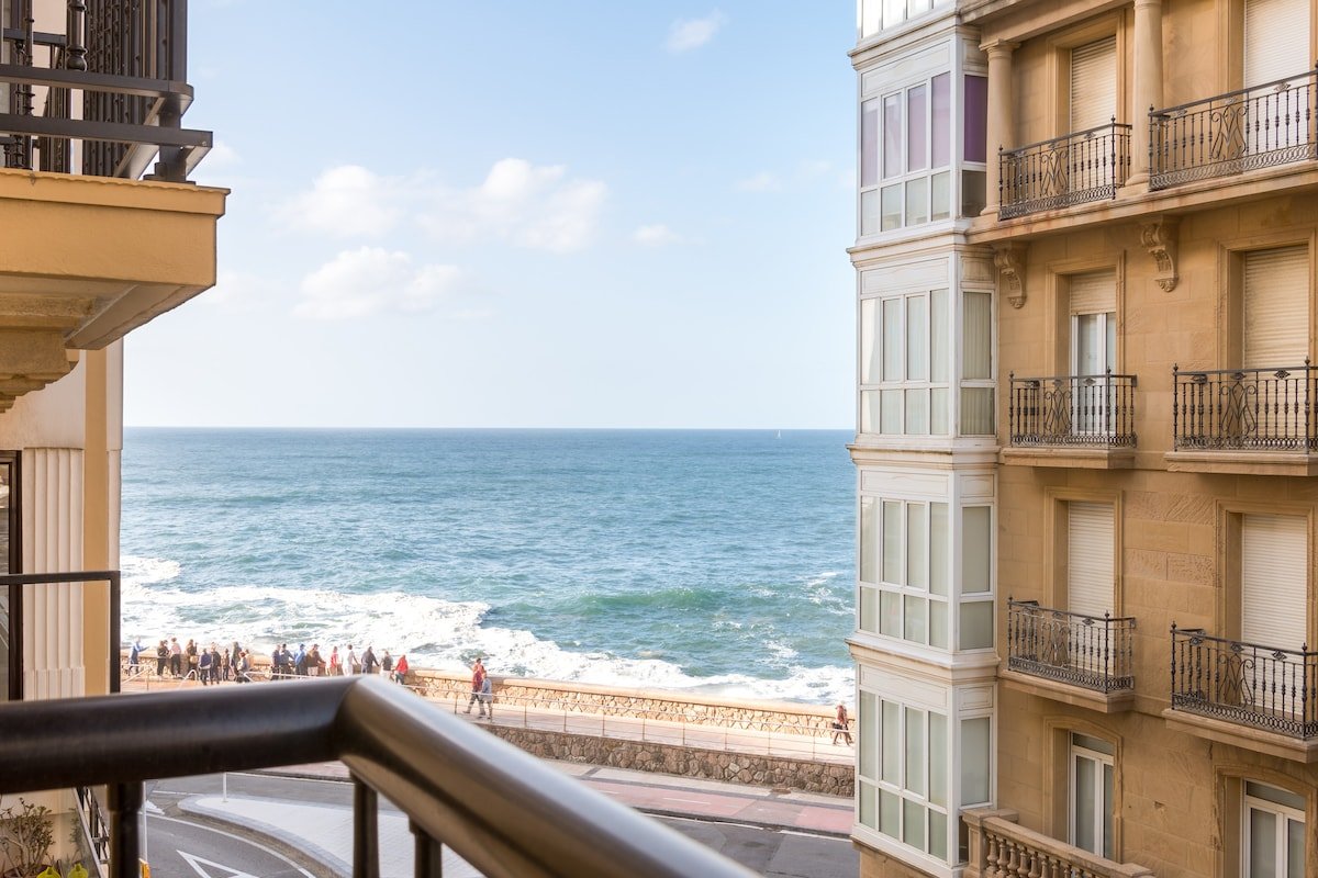 Spacious apartment, sea view, Old Town gallery image 5