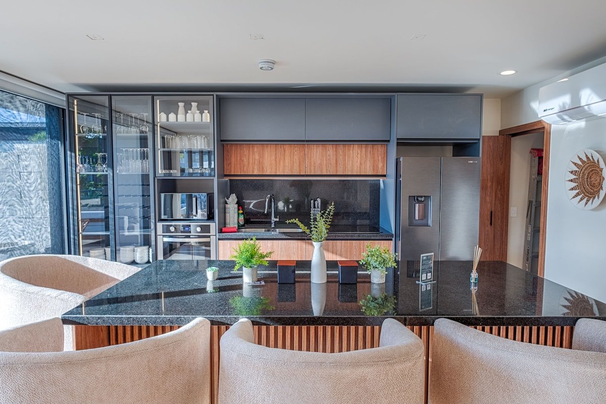 Stunning 4BR Luxury Retreat w Private Rooftop Pool gallery image 4