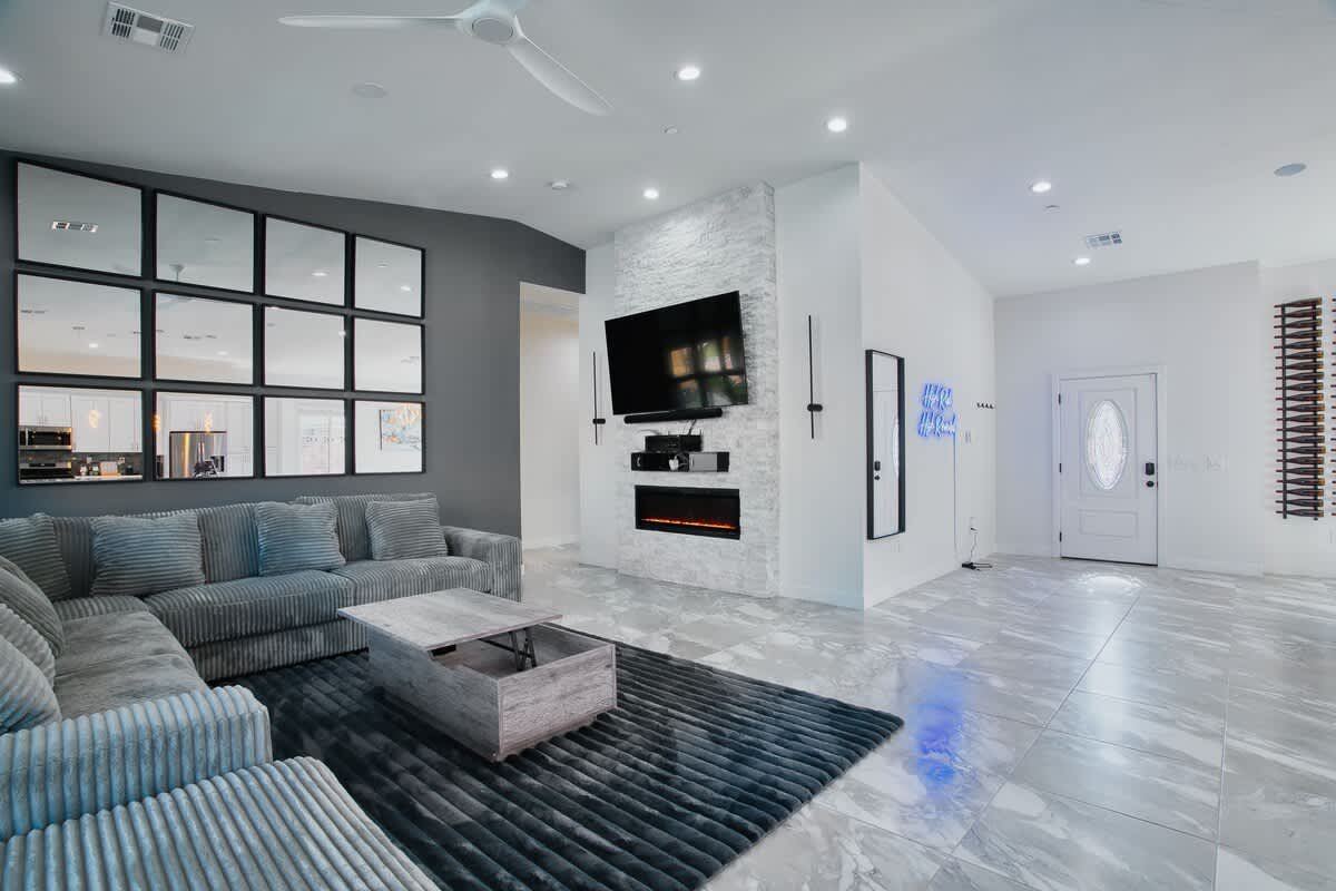 Oasis CLOSE 2 STRIP! Private Hot tub & Heated Pool gallery image 3