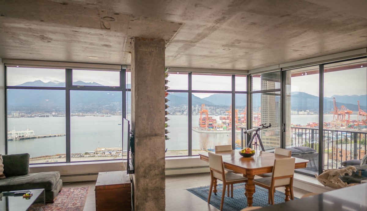 Million-Dollar View with Wall-to-Wall Windows! gallery image 4