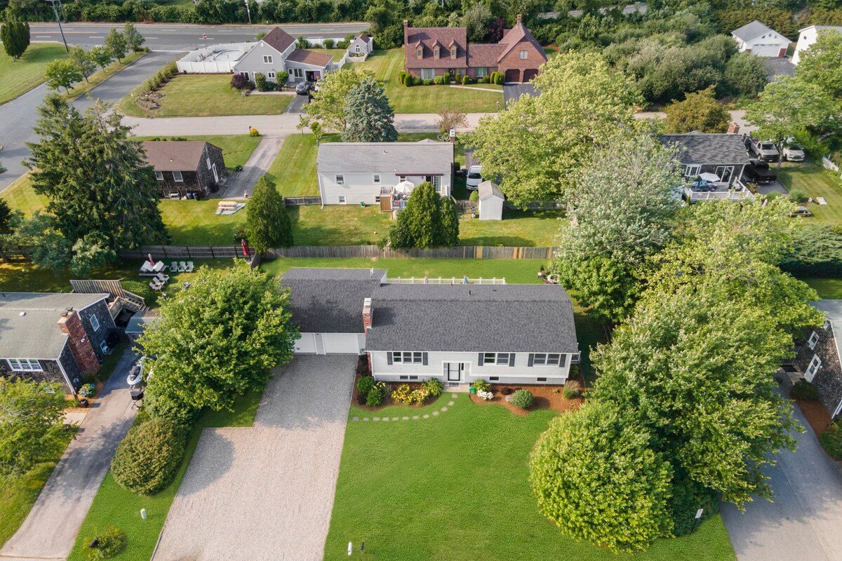 Walk to Beach! 6BR, A/C, Large Deck! gallery image 5