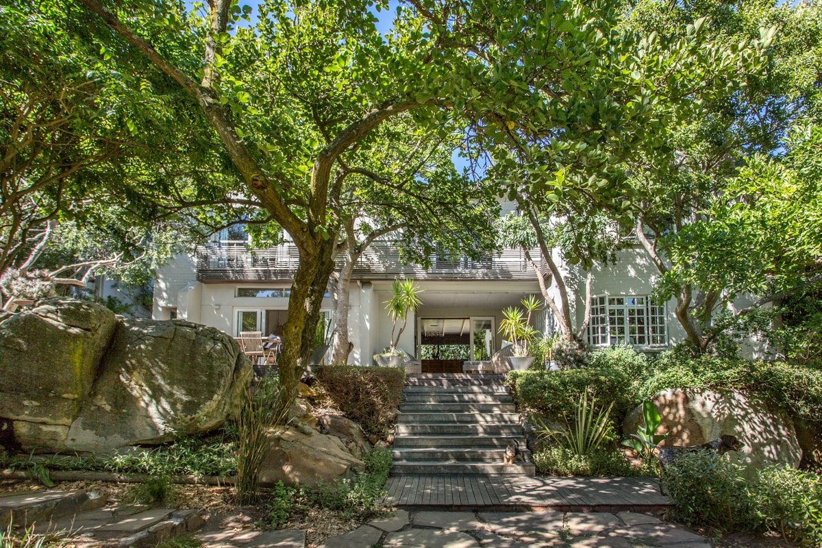 Spacious home with beautiful garden and views gallery image 3