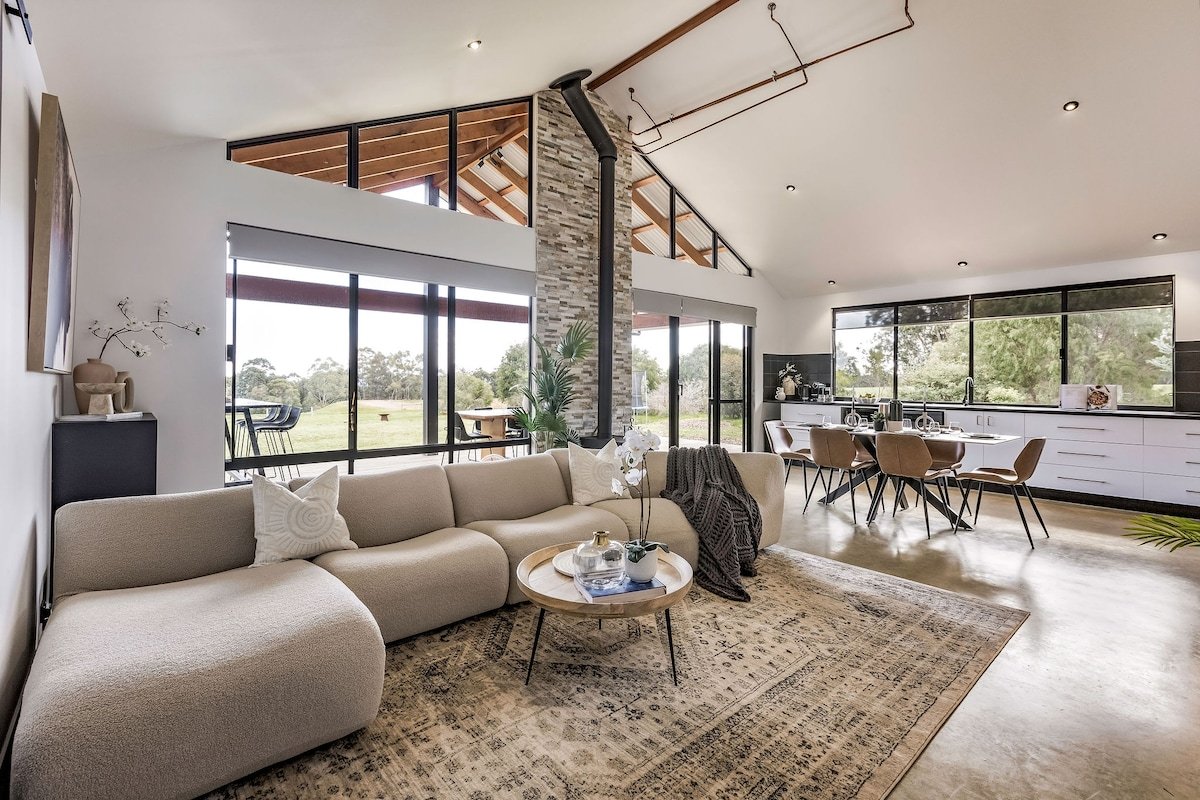 Bluegum Hideaway- luxury, aircon, 2xkitchen/living gallery image 2