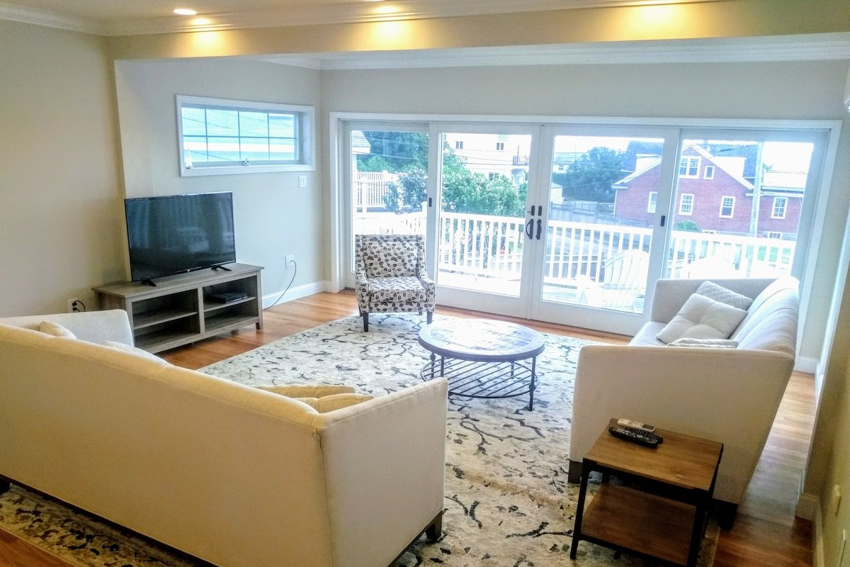 5BR/4BA Spacious Beachside Oasis Steps to Beach! gallery image 4