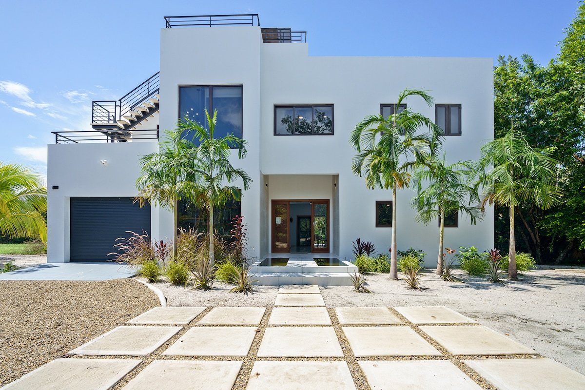 Contemporary Villa with pool in Naia Residences gallery image 3