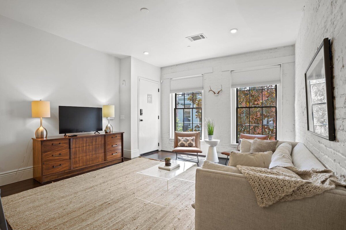 Group-Friendly Suite • Near Bourbon Street gallery image 5