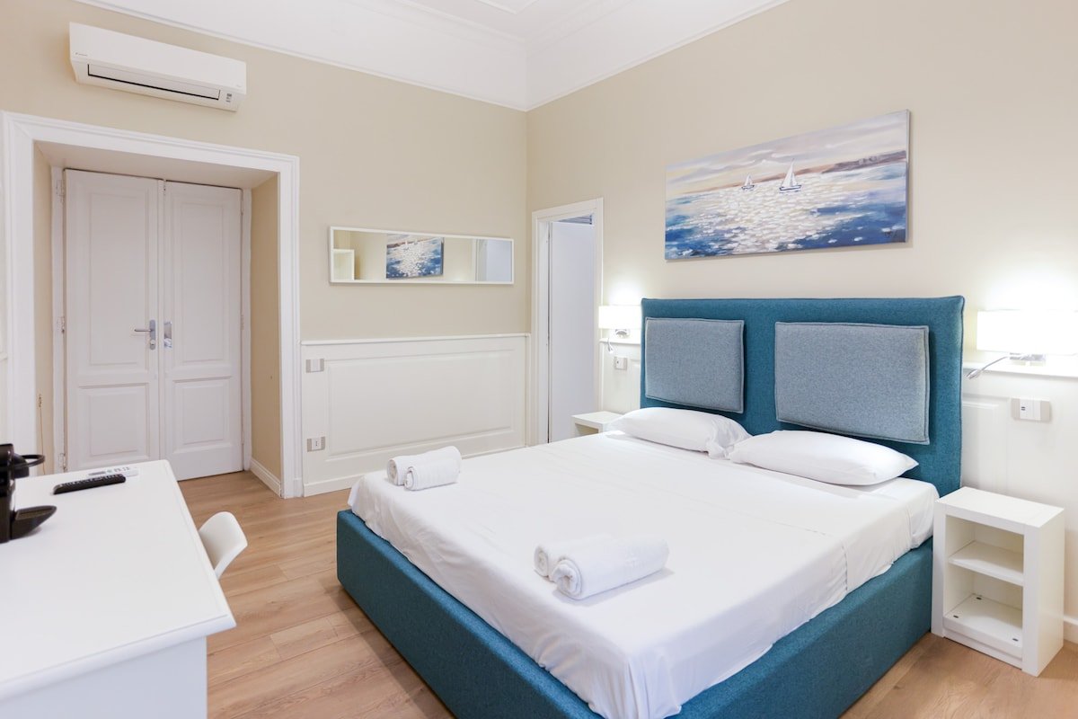 Apartment for 6 persons with 3 bathrooms in Chiaia gallery image 2