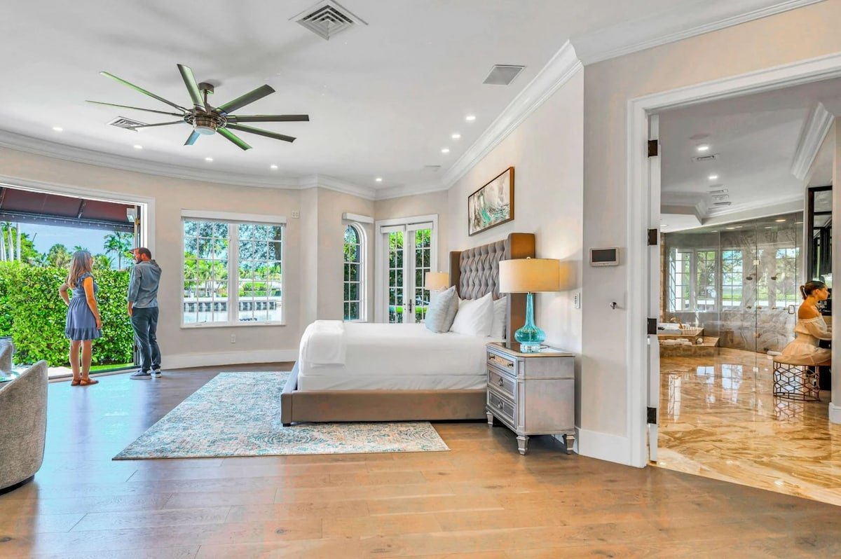 Majestic Waterfront Villa | Heated Pool |Royal Key gallery image 2