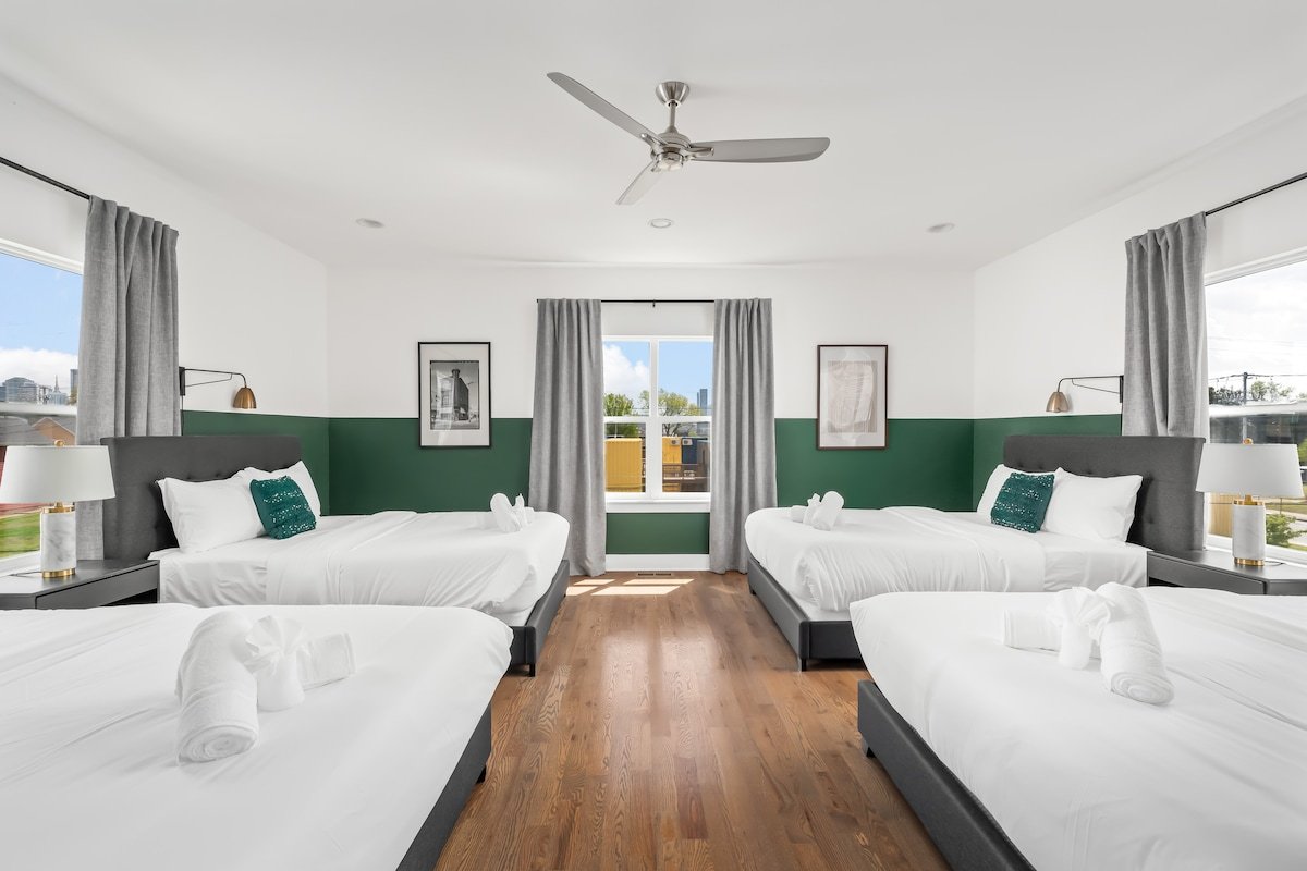 Stylish & Spacious | 8 Q/K Beds | Mins to Broadway gallery image 3