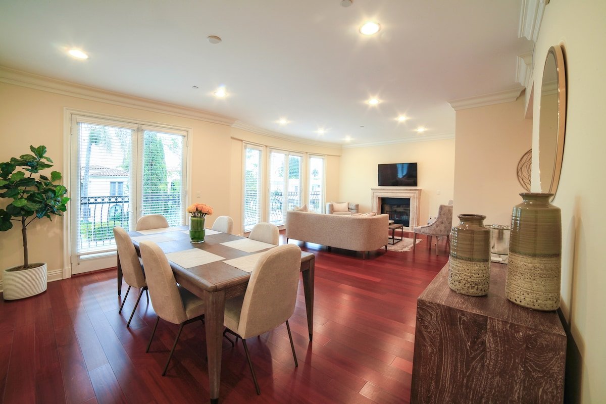 Grand Luxury Chic Unit Beverly Hills Adjacent gallery image 2