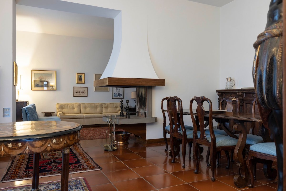 Palazzo Cecchi Florentine Apartment gallery image 3