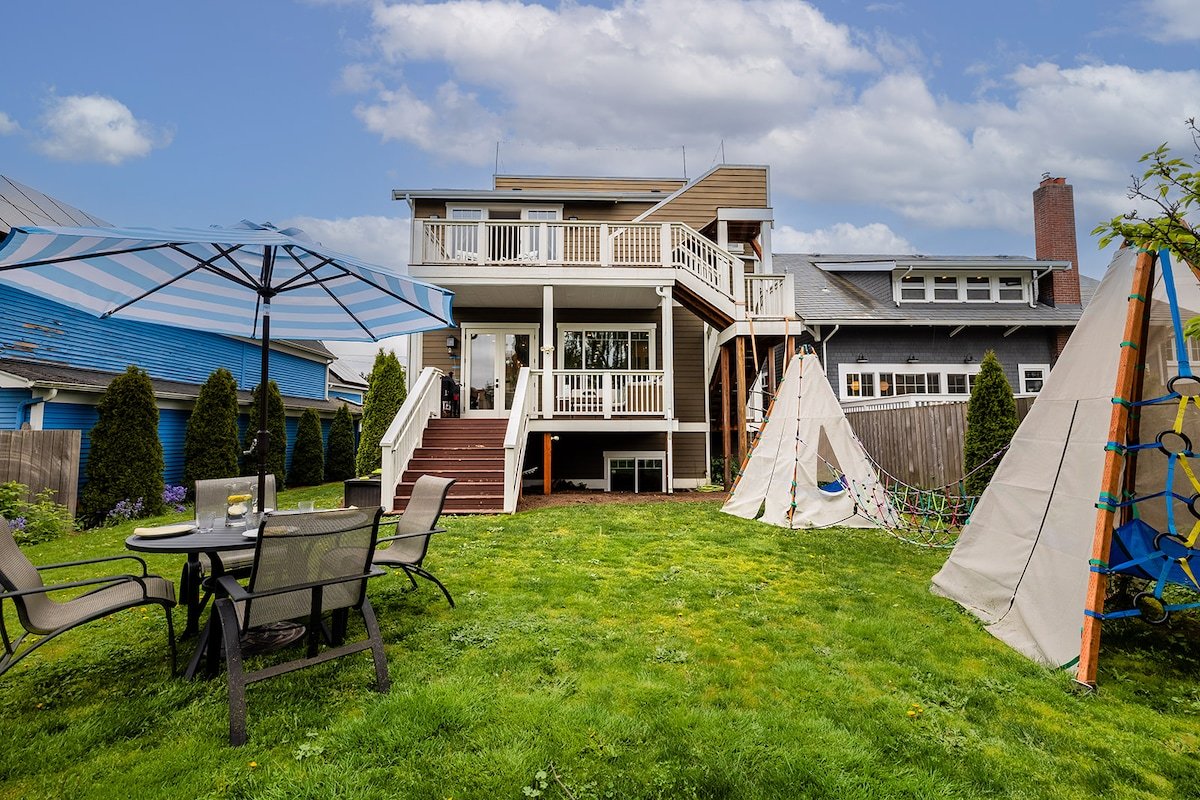 Hilltop Hideaway | Luxe Queen Anne Retreat + Views gallery image 5