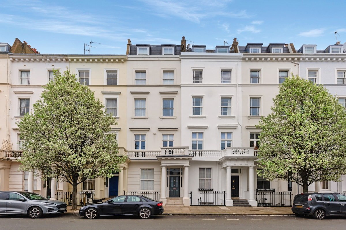 Large 4-Bedroom Stylish Flat In City Centre gallery image 2