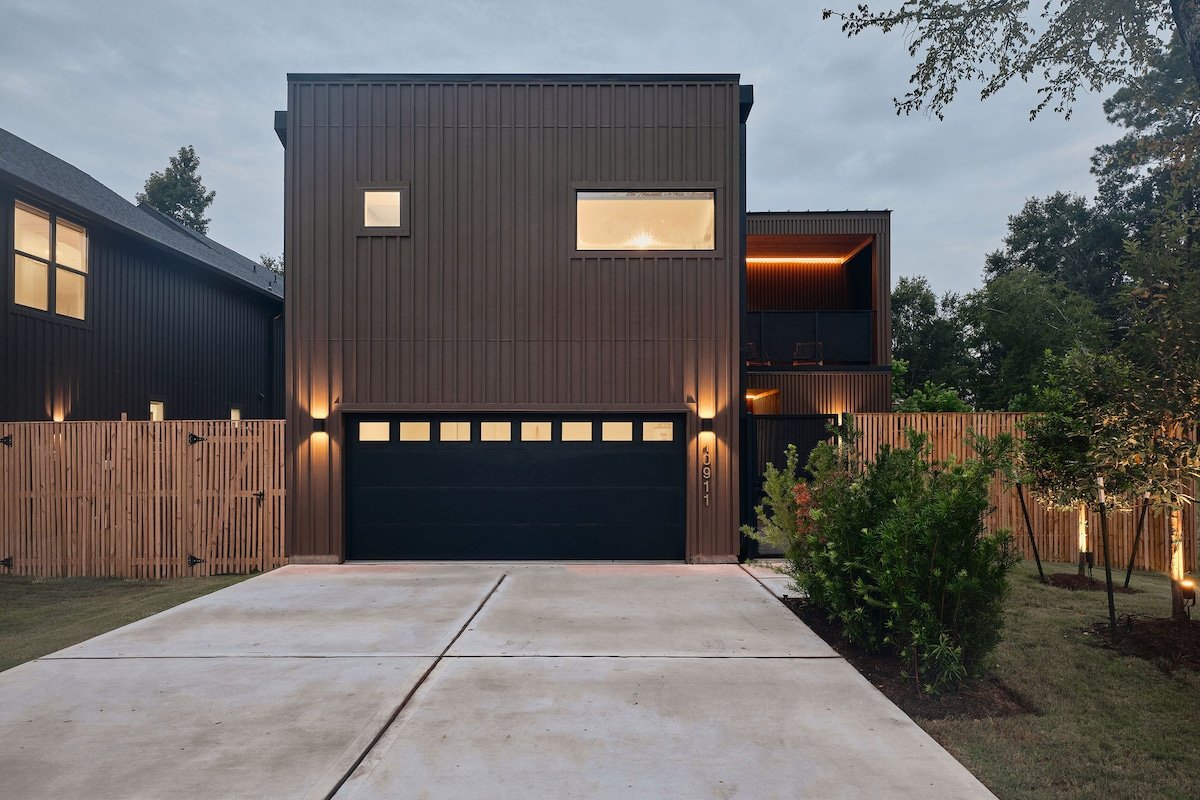 The Balcony Oak: Relax & Unwind