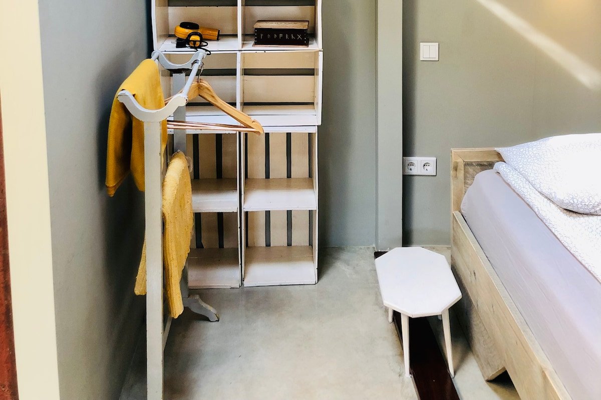 Houseboat Tante Piet 2 bedrooms & 2 bathrooms gallery image 4