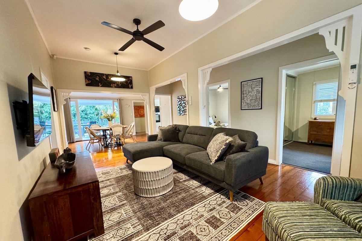 Bella Bulimba – 50 Meters to Oxford St gallery image 2