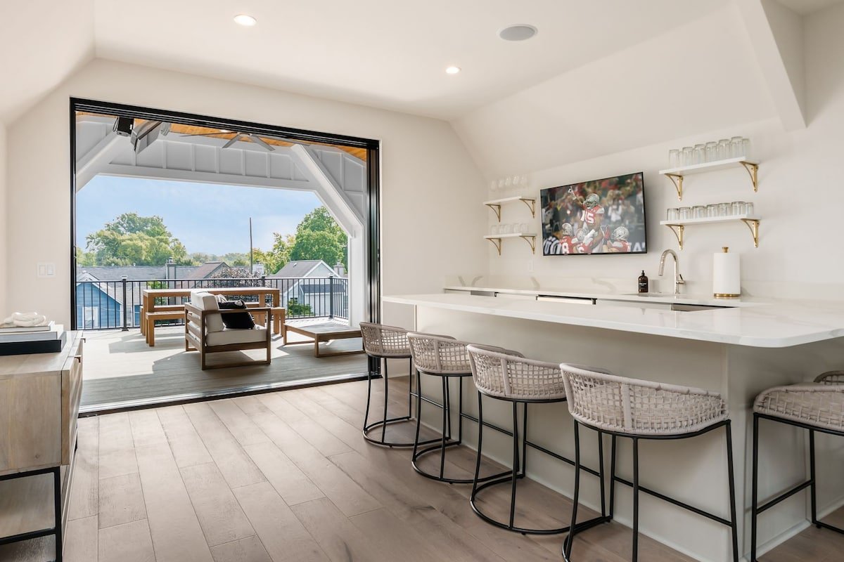 Luxury New Build w/ Theater Room & Rooftop Terrace