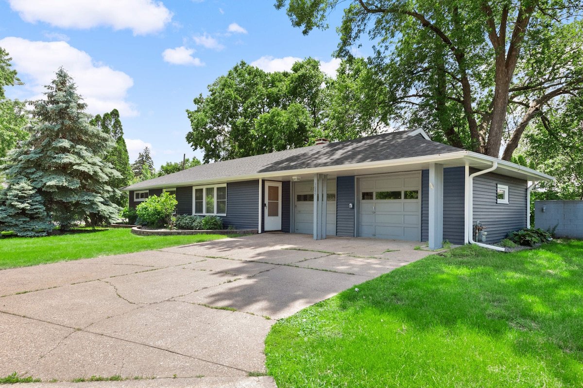 Amazing Two homes. Sleeps 12. Moa Airport Parks gallery image 2