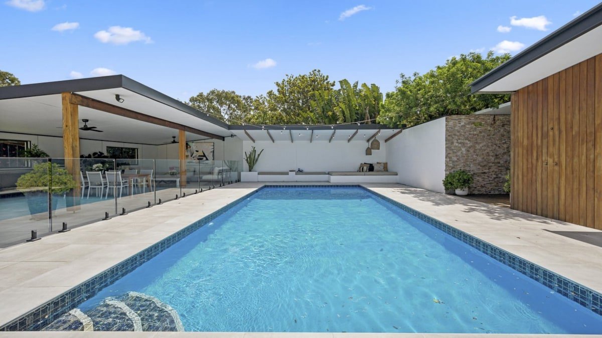 Sapphire Del Mar – Pool Sauna Gym Spa Sleeps 13 gallery image 2