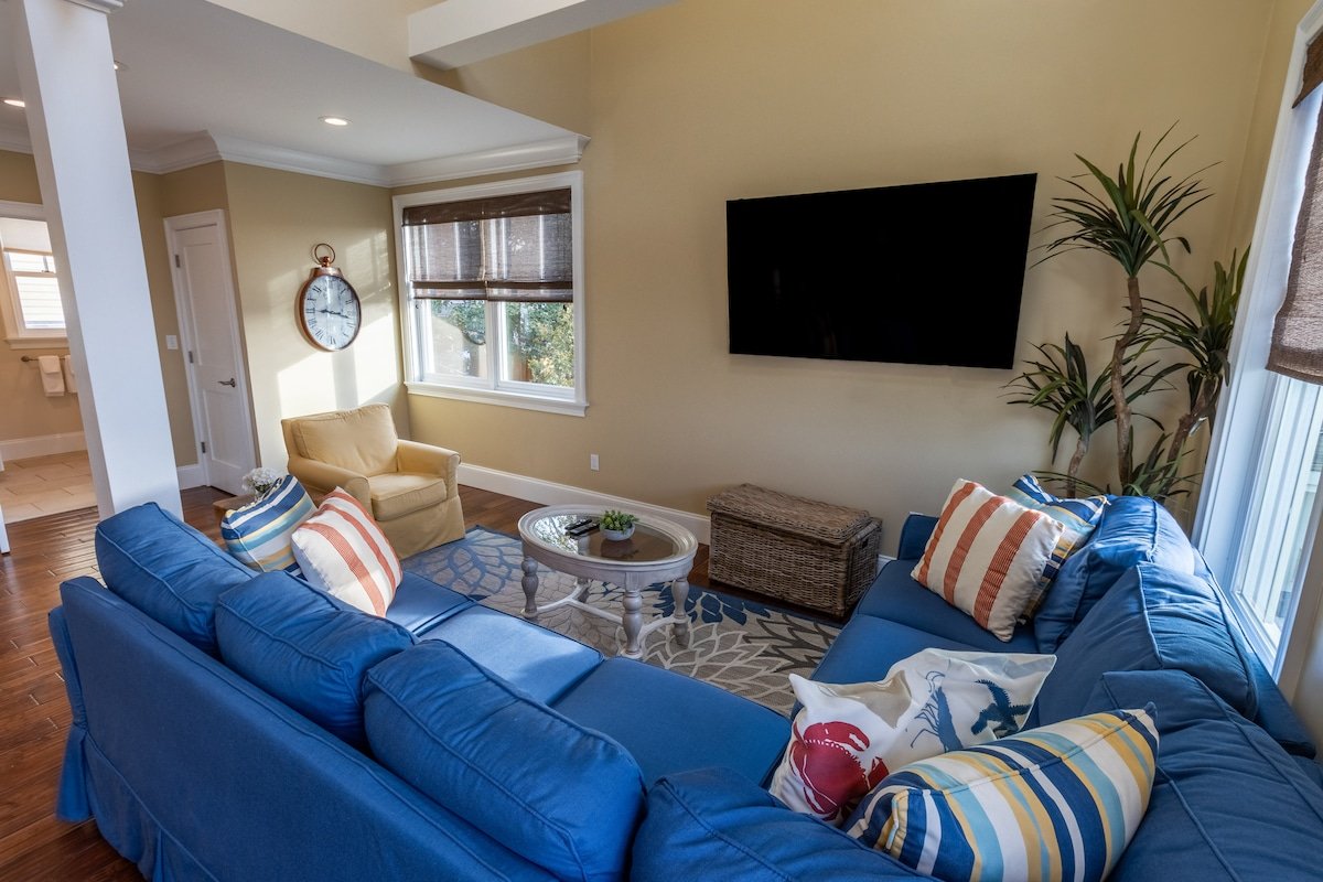 Top Floor Condo with Loft on Desired Thames Street gallery image 5