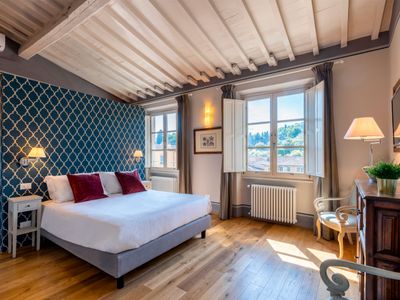 Florence Center 4BR Apt with Piazza Views. Pitti I