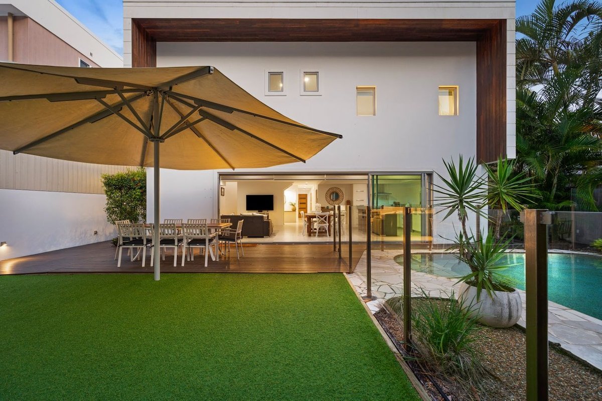 9 Depper St – Large Residence 6 Bed House Pool gallery image 2