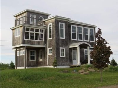 Spacious 5-Bedroom Cottage with Private beach