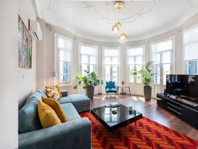 Fandango: Gorgeous Neoclassical Apartment