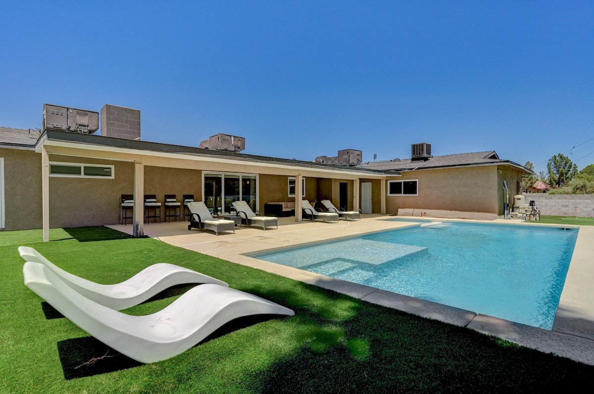 Private Paradise w/ Heated Spa – Mins to Strip gallery image 4