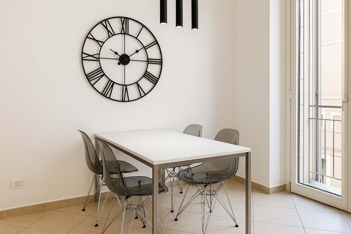 2b NEW Luxury apt with balcony in city center gallery image 4