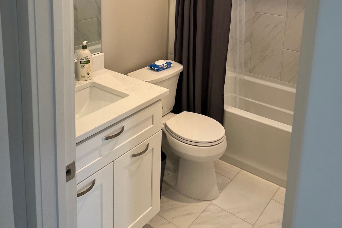 Upscale Modern 3BD Townhouse – Walk to Stadium gallery image 5