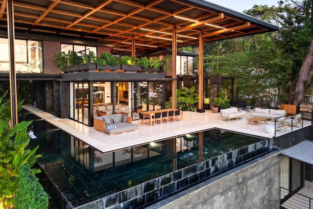 Luxury Estate · Amazing ocean Views · 19 guests