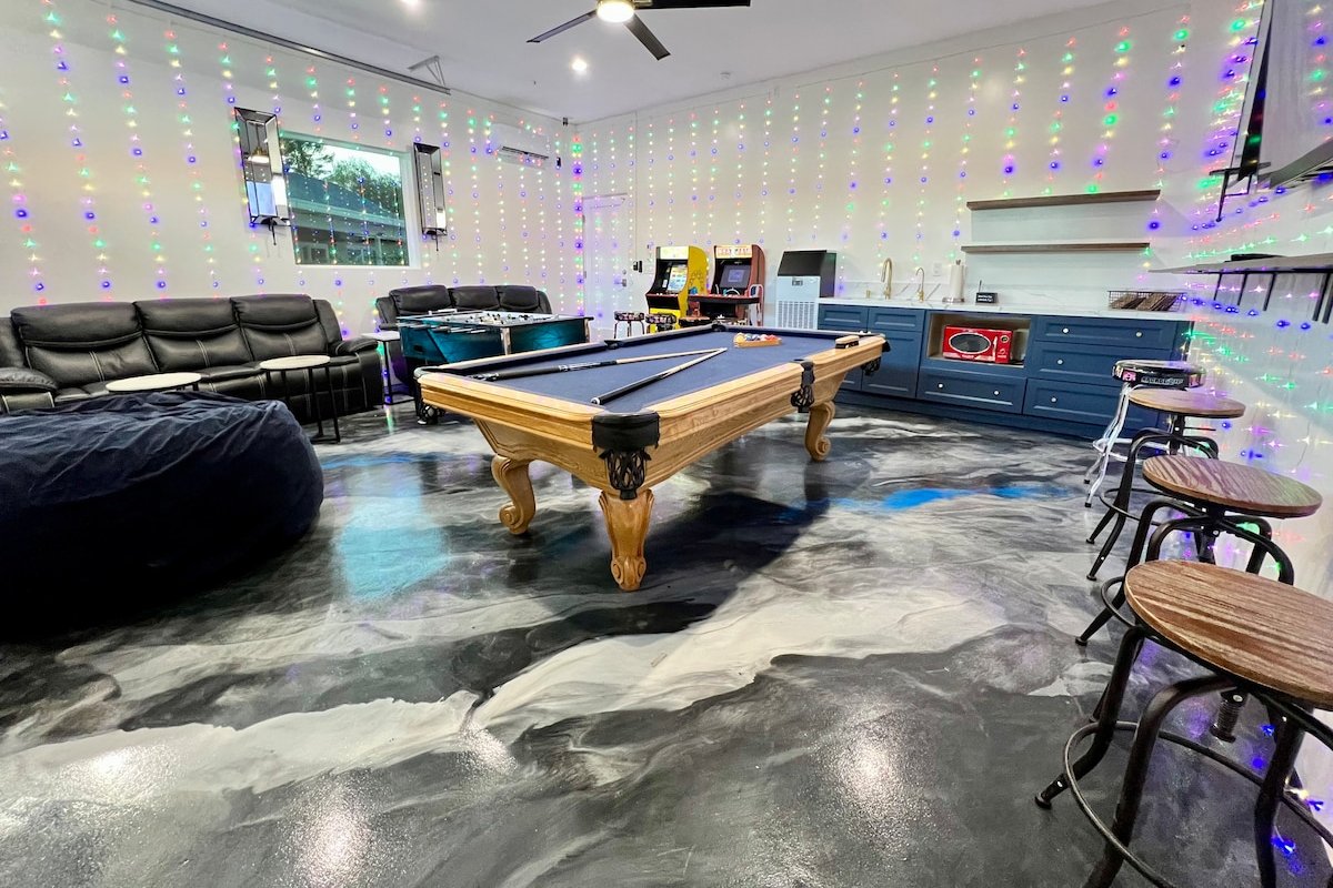 3-Home Private Compound w/ Pool, Spa & Game Room! gallery image 5