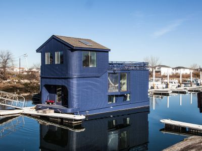 Ziggy Stardust Surf House – A Beautiful Houseboat