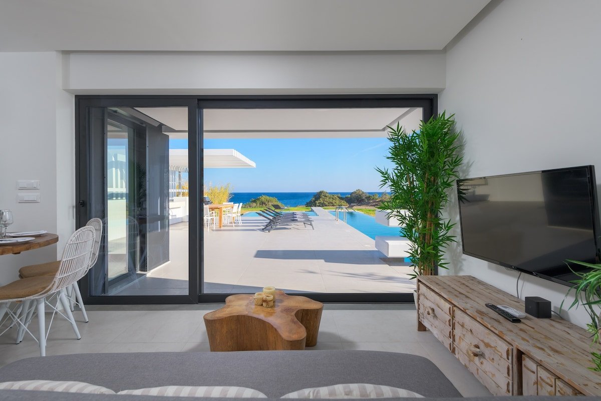 Royal Albatross Beach Front Villa gallery image 5