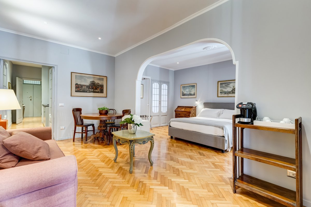 Very bright high floor apartment, with elevator