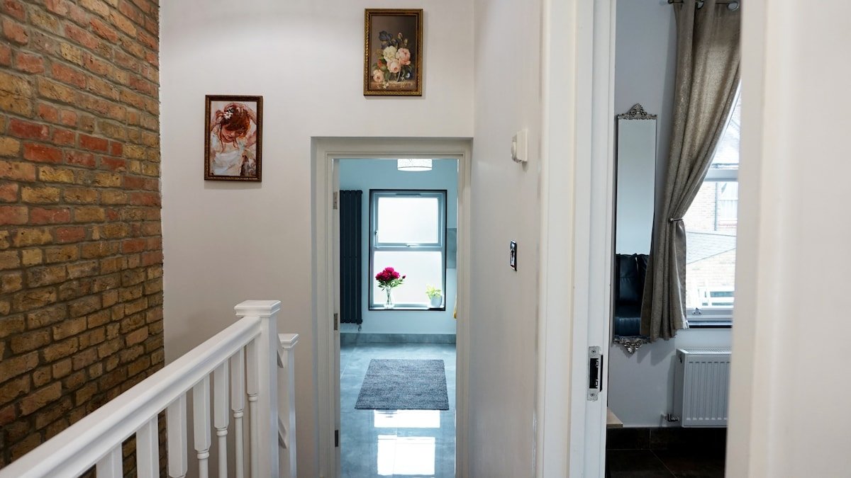 Luxury London House sleeps 13, 2 mins to Metro gallery image 2