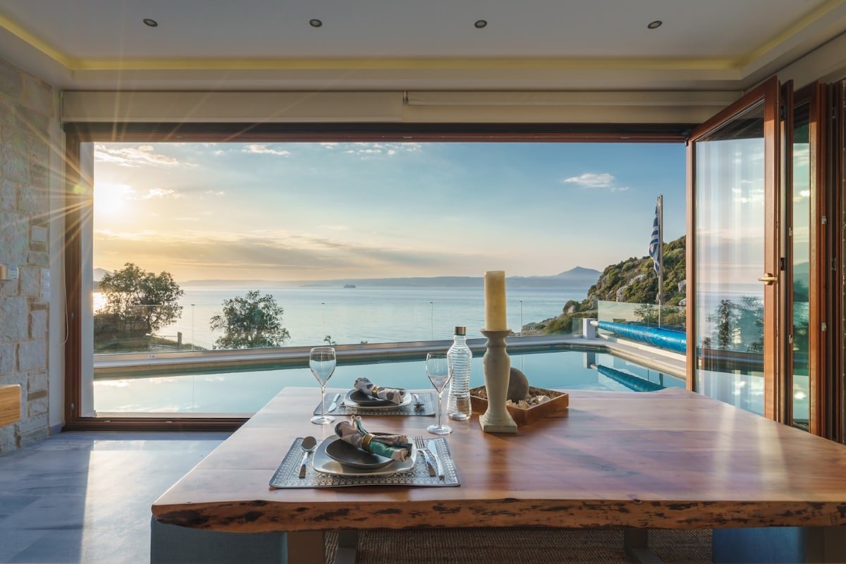 Beach front ★Heated Pool★Gym & Sauna★Walk to all gallery image 3