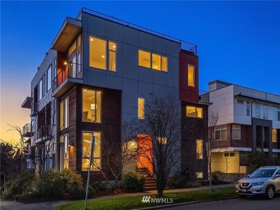 Modern 3BR townhome with stunning views/location