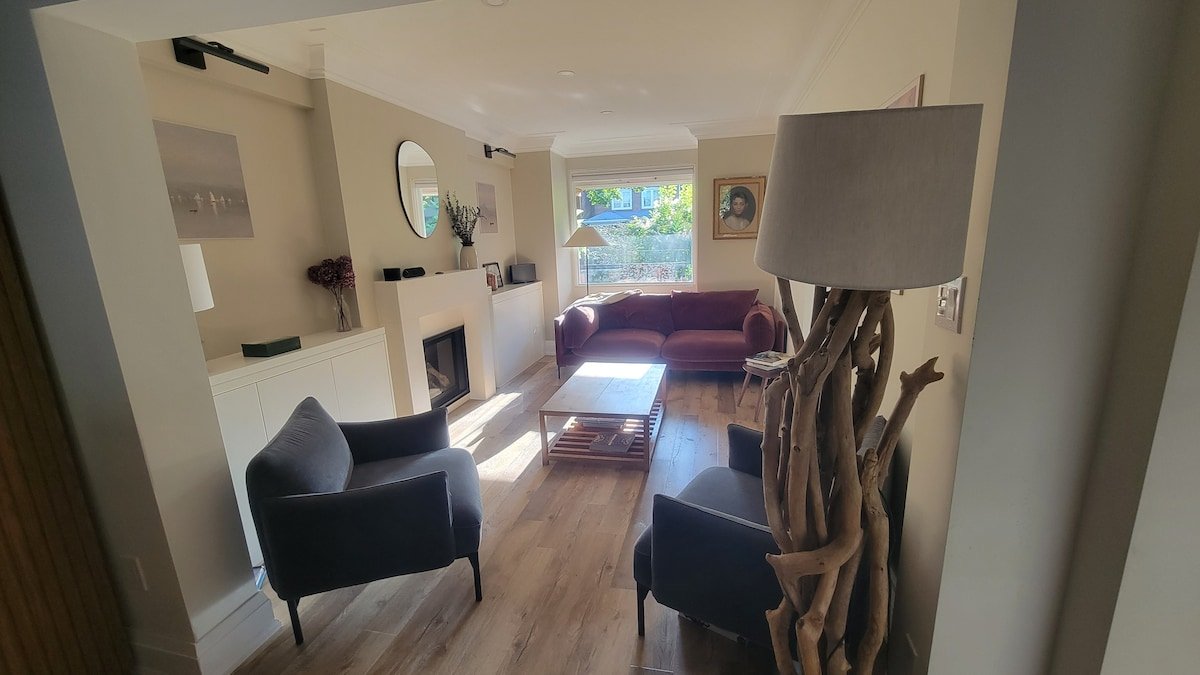 Beautiful beach house in the heart of the Beaches gallery image 2